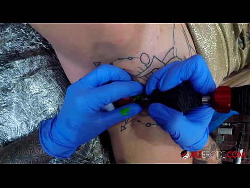 ❤️ Ekstreem tattooed hottie Sully Savage krige in tattoo op har klitoris ❤ Pornofideo op fy.dreamlandpassionfever.ru ❌️